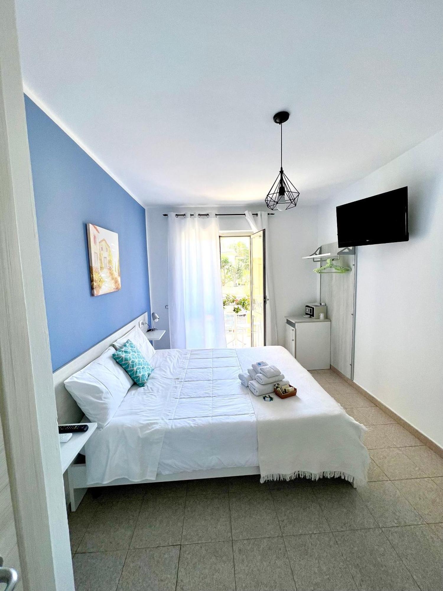 Light Blue Bed & Breakfast โตรเปอา ภายนอก รูปภาพ